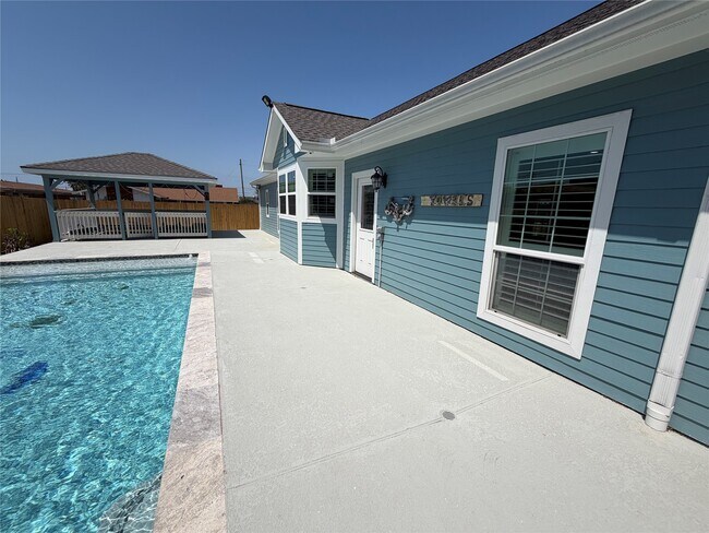 Building Photo - 5525 Swan Dr