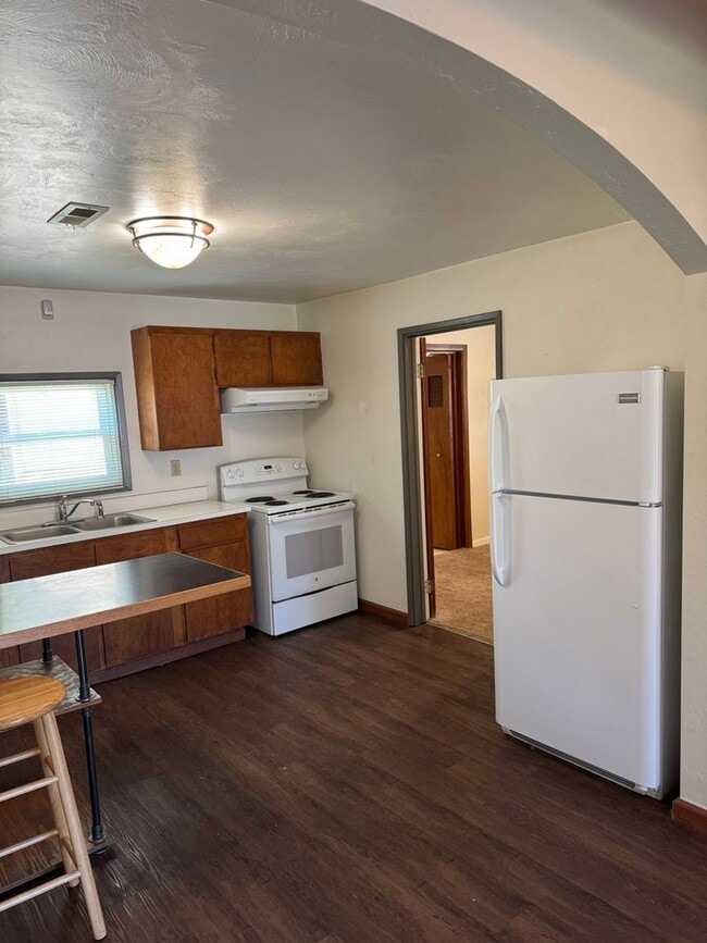 Building Photo - Barger area, 2 bedroom, 1 bath, large back...