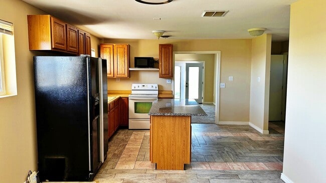 Building Photo - Quiet Guest House 2 Bed 1 Bath in the Coun...