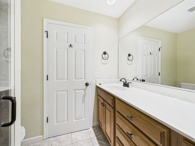 Building Photo - Bright & Spacious 4-Bedroom Home Located i...
