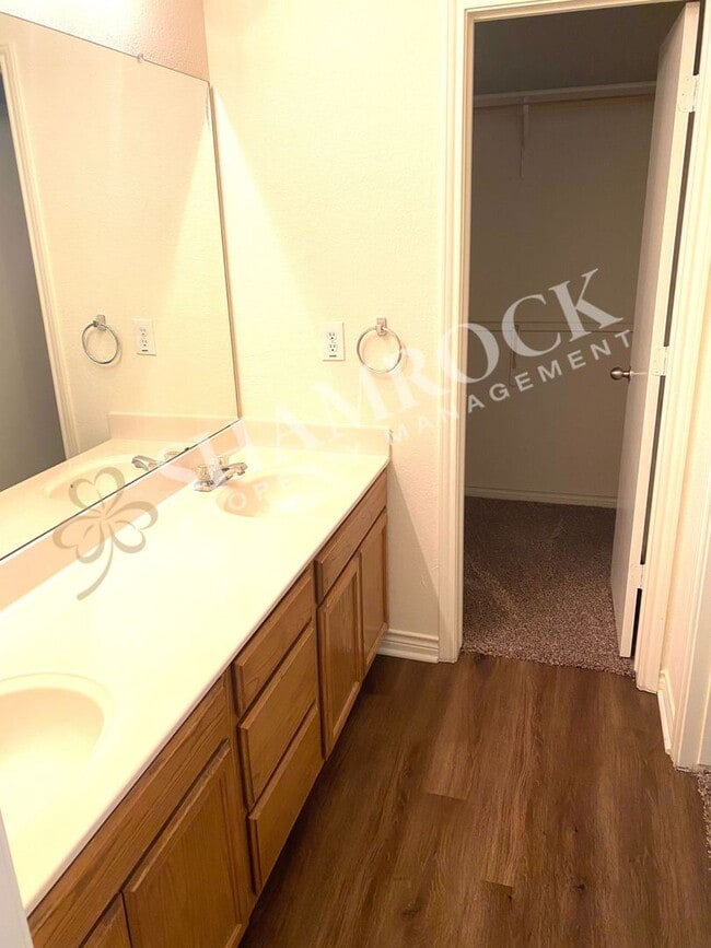 Building Photo - Surrey Ridge Duplex