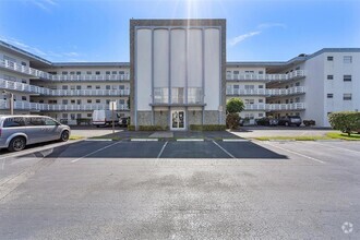 Building Photo - 4050 NW 42nd Ave