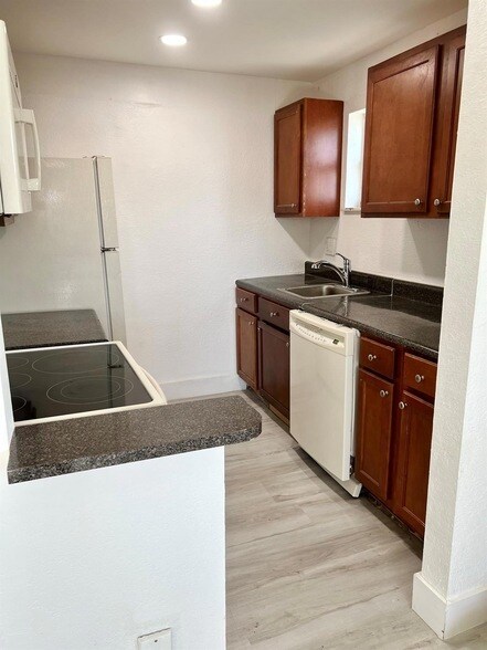 Building Photo - 1407 NE 56th St
