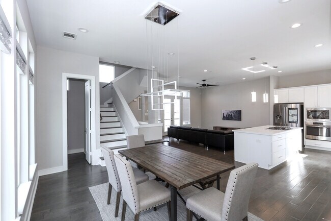 Dinning - 3107 Saint Charles St