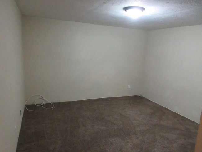 Building Photo - 4 bedroom 3 bathroom w/basement