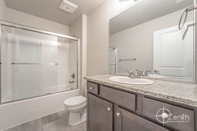 Building Photo - 3 Bedroom Mt. Vista Townhouse! Modern Fini...