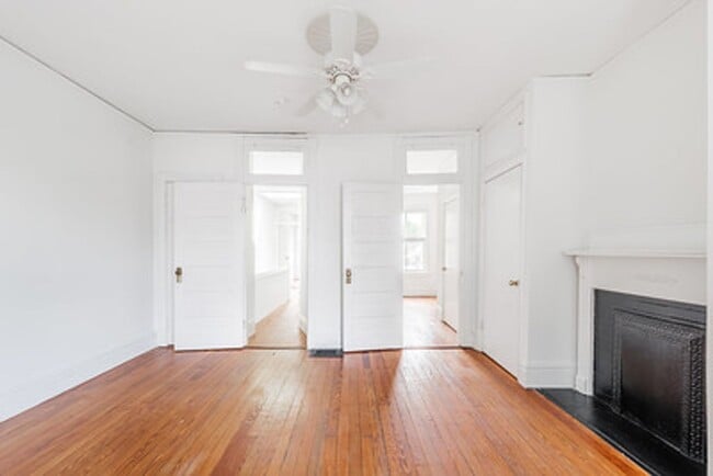 Building Photo - Great Fan Rowhouse!!