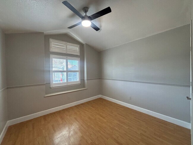 Building Photo - 1150 Buckthorn Ln