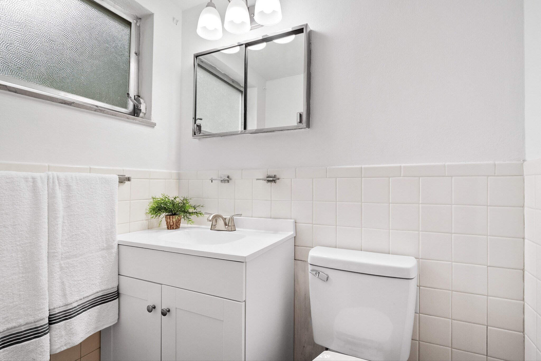 1/2 bath off master bedroom - 620 Saint Bernard Dr