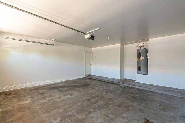 Building Photo - 4 Bedroom home for rent