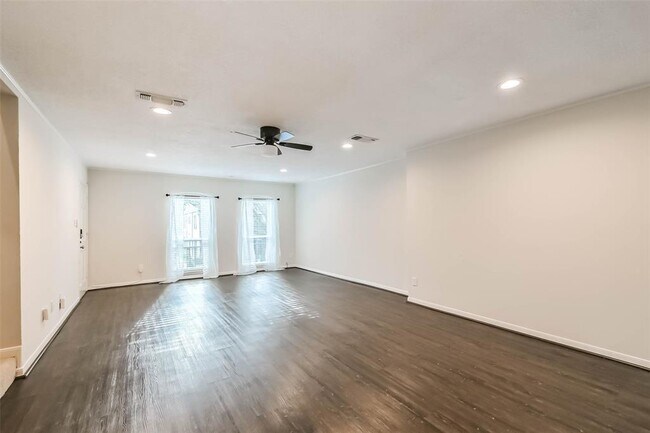 Building Photo - 496 N Post Oak Ln