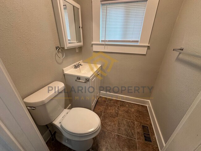 Building Photo - 2704-2704 Highland Pl