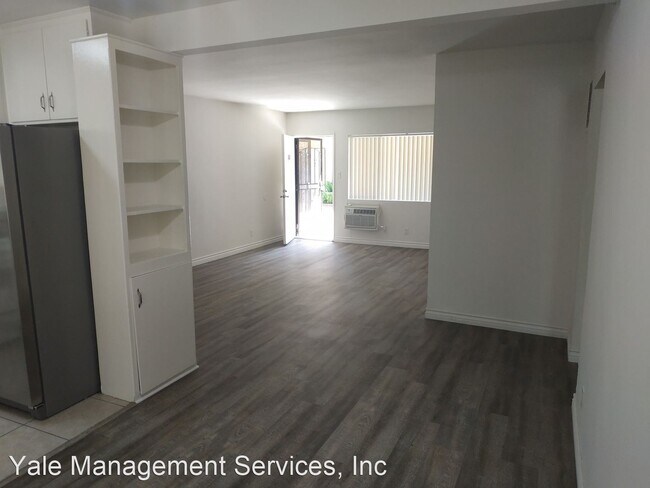 Building Photo - 18553-18563 Clark St