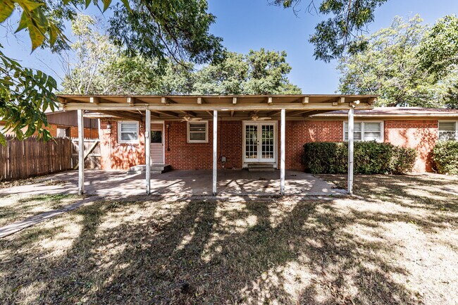 Building Photo - Cute House Convenient to Campus, Shopping,...