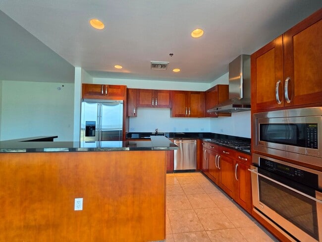 Building Photo - Fantastice High Rise with Full City Views!