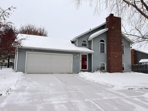 Building Photo - Charming 3-Bedroom Home FOr Rent with Sunroom, Fenced Backyard & Attached Garage