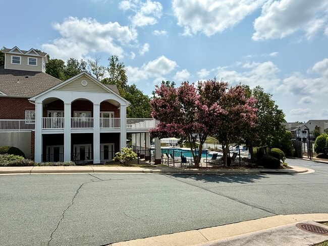 Building Photo - 810 Beverley Dr