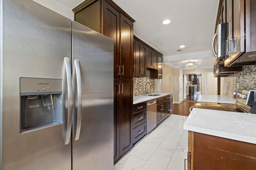 Primary Photo - 3113 Raintree Cir