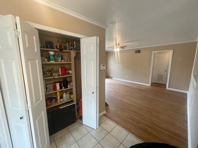 Building Photo - 4 bed 2 bath 2 car, Great Character and st...