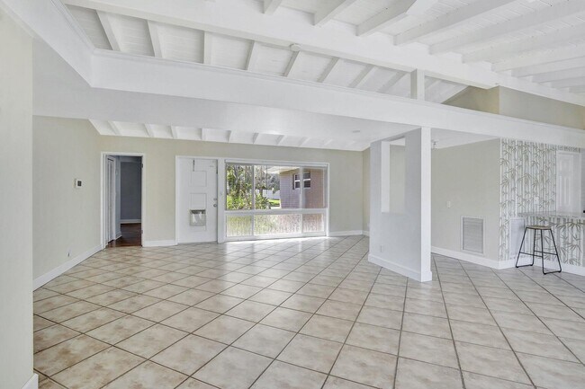 Building Photo - 1733 SW 5th Ct