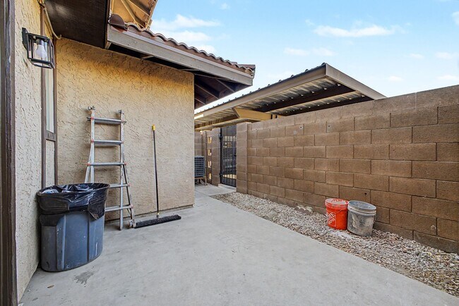 Building Photo - Remodeled 3BR End Unit Townhome in South Tempe | Private Yard + Covered Parking