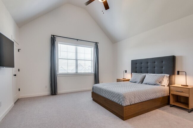 Building Photo - Lovely Las Colinas Townhome