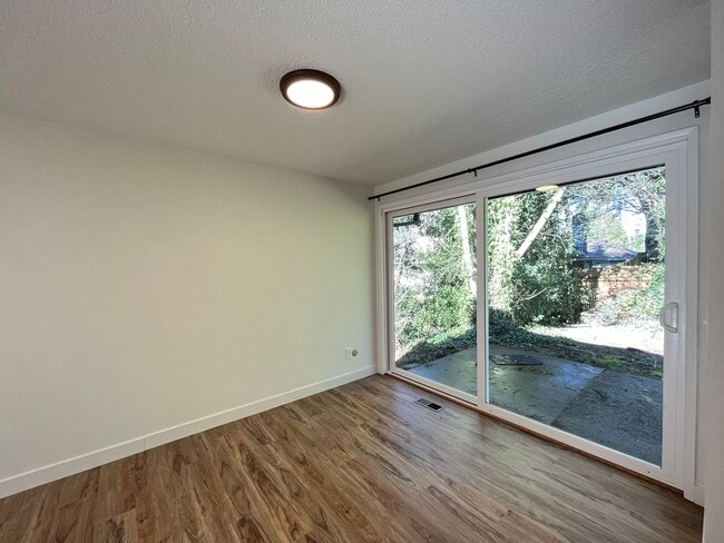 Building Photo - Beautiful 2 Bed, 1 Bath Duplex in SW Portland! Enjoy Private Yard, Spacious Floorplan in a Great ...