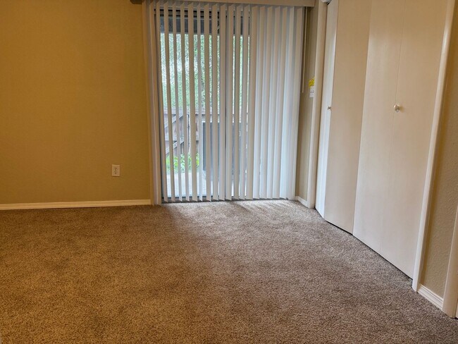 Building Photo - 3 bed/2.5 bath townhome available for rent