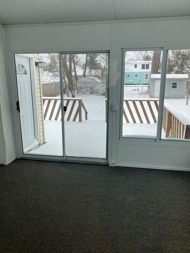 Building Photo - Spacious Mattydale 4 bed 1.5 bath home