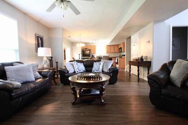 Building Photo - 897 Henderson Dr