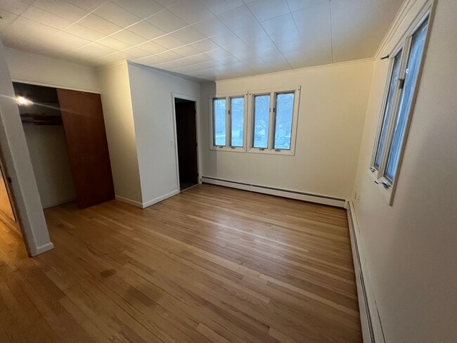 Building Photo - Spacious 3 Bedroom Home Available Septembe...