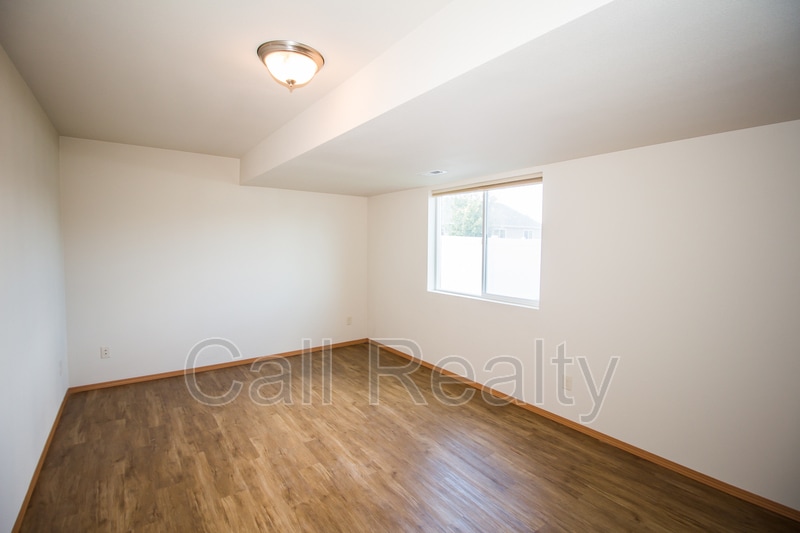 Building Photo - 2105 N Eden Rd