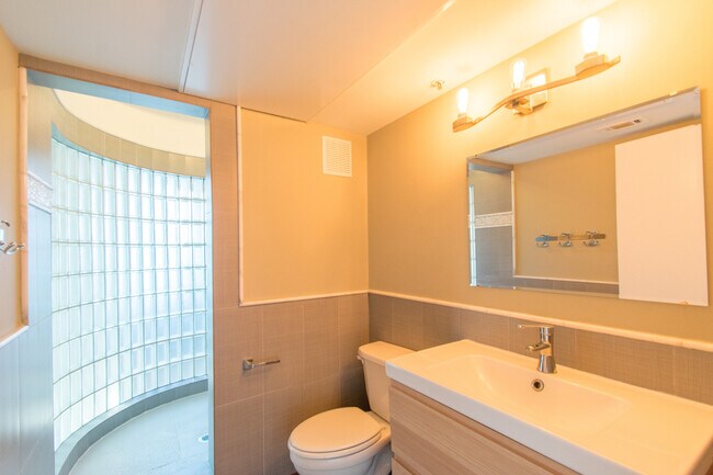 Building Photo - 1 Bed 1.5 Bath Modern Corner Unit Condo in Uptown Dallas!