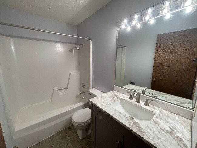 Building Photo - 2 bd/1.5 Bath Townhome FOR RENT!!