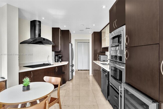 Building Photo - 848 Brickell Key Dr