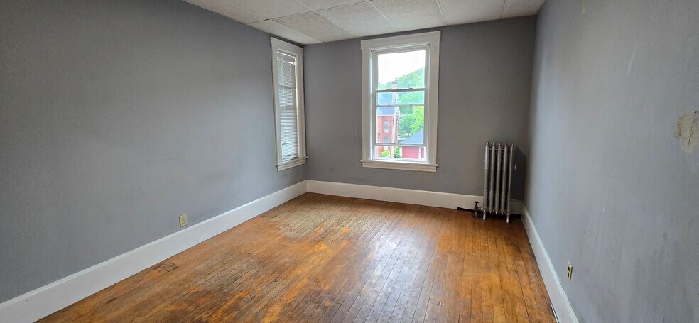 Building Photo - 144 Elm St