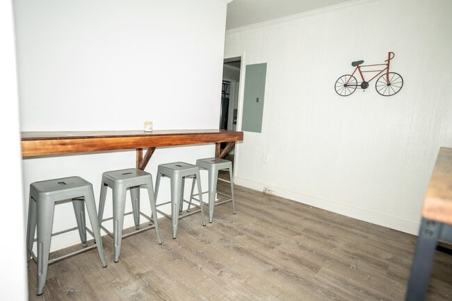 Building Photo - 130 Ella St