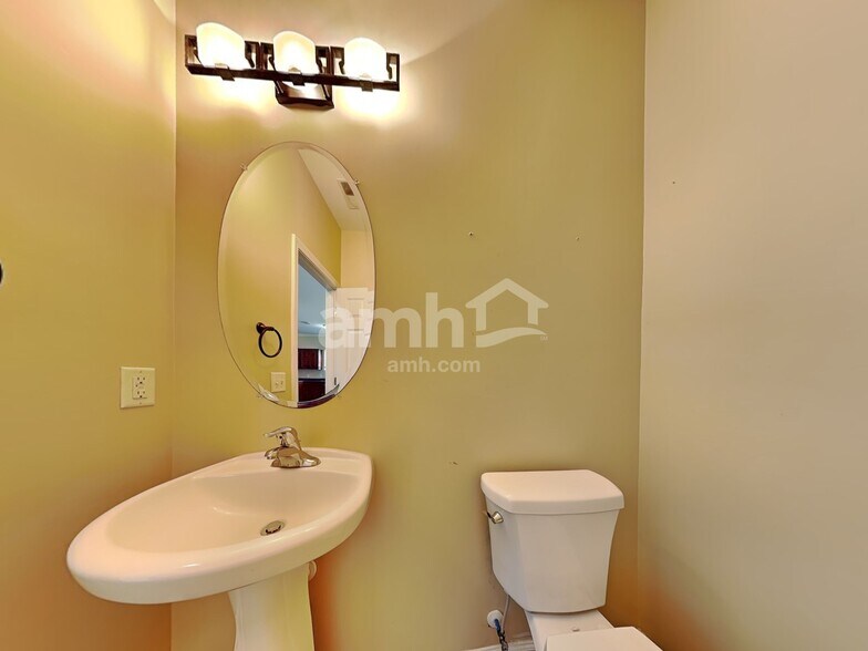 Building Photo - 103 Lake House Rd