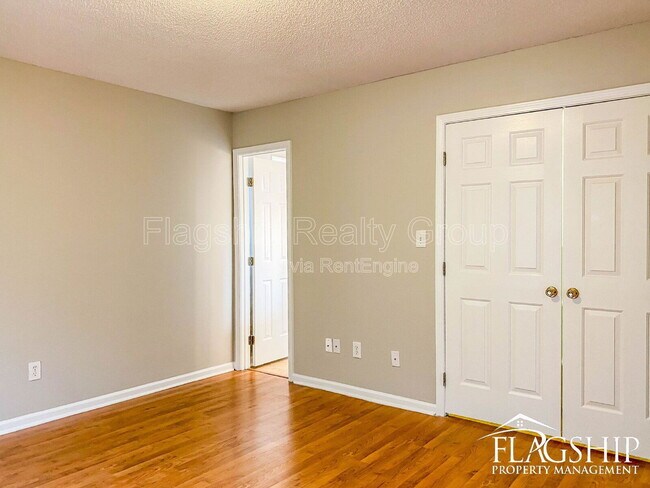 Building Photo - 3638 Highland Dr