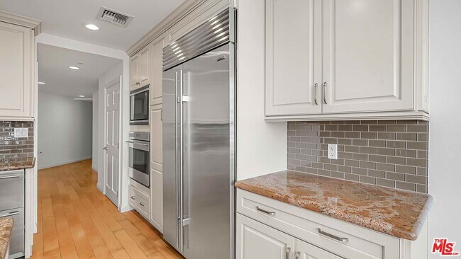 Building Photo - 10724 Wilshire Blvd