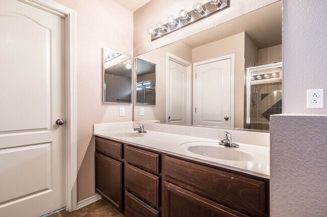 Building Photo - Lovely 3 bedroom 2 bath located in East El Paso!!