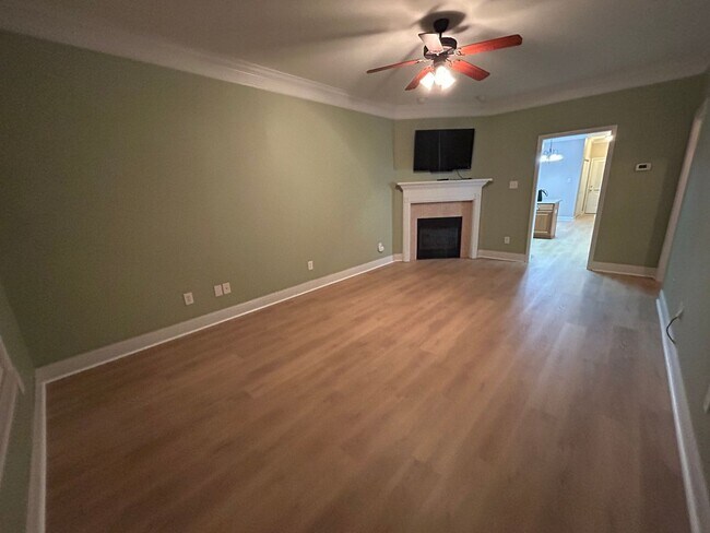 Building Photo - Freshly Renovated 2-Bed, 2-Bath Home