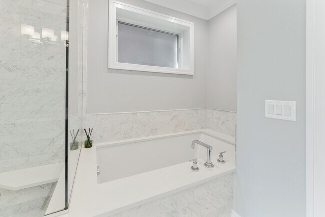 Building Photo - 736 W Melrose St