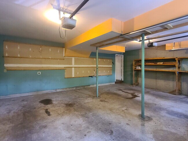 Building Photo - 105 Oakwood Dr