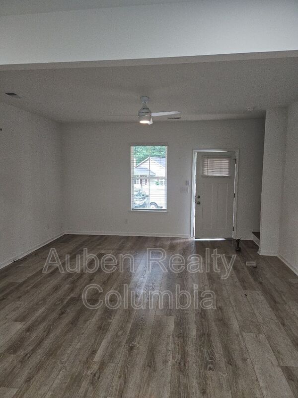 Building Photo - 517 Deerwood St