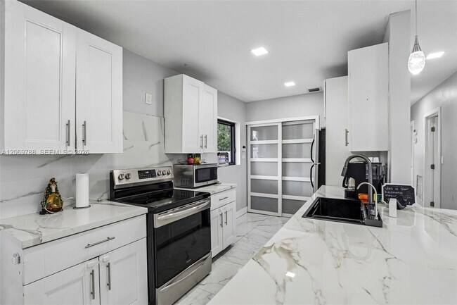 Building Photo - 1421 N 68th Terrace