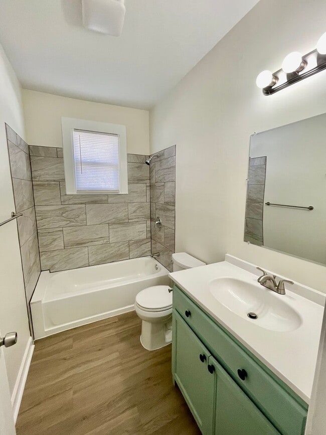 Building Photo - Adorable 2 bedroom, 1 bath duplex | Located in Gastonia