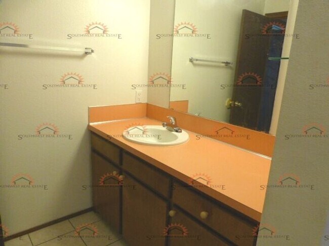 Building Photo - Spacious 2 bedroom 1 bath with a fireplace!