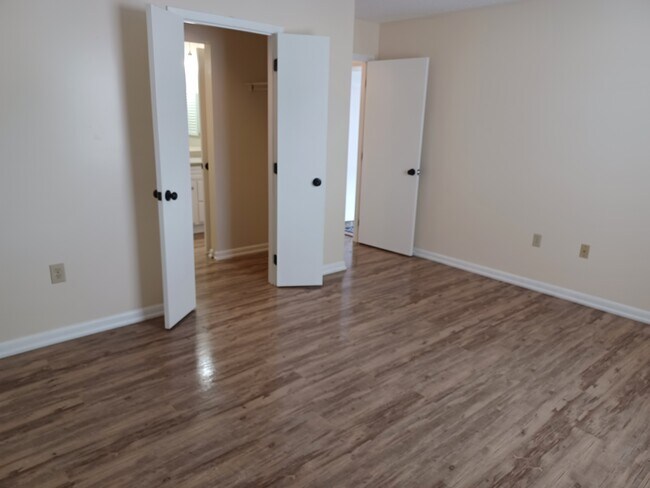 Building Photo - 582 Moull St