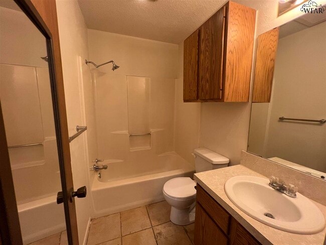 Building Photo - 4501 Mistletoe Dr
